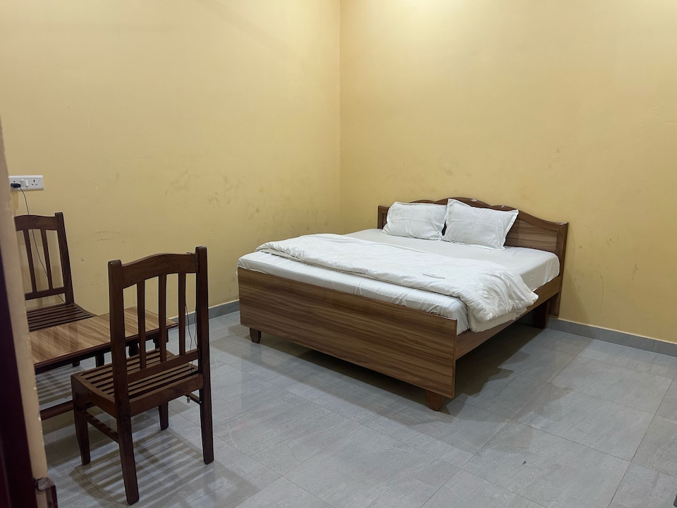 SPOT ON Hotel Paarth & Restaurant, Basti, Basti