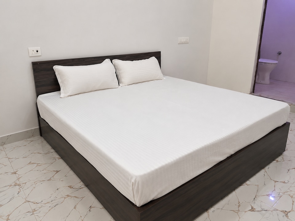 Hotel O MB Inn, Hazratganj Lucknow, Lucknow