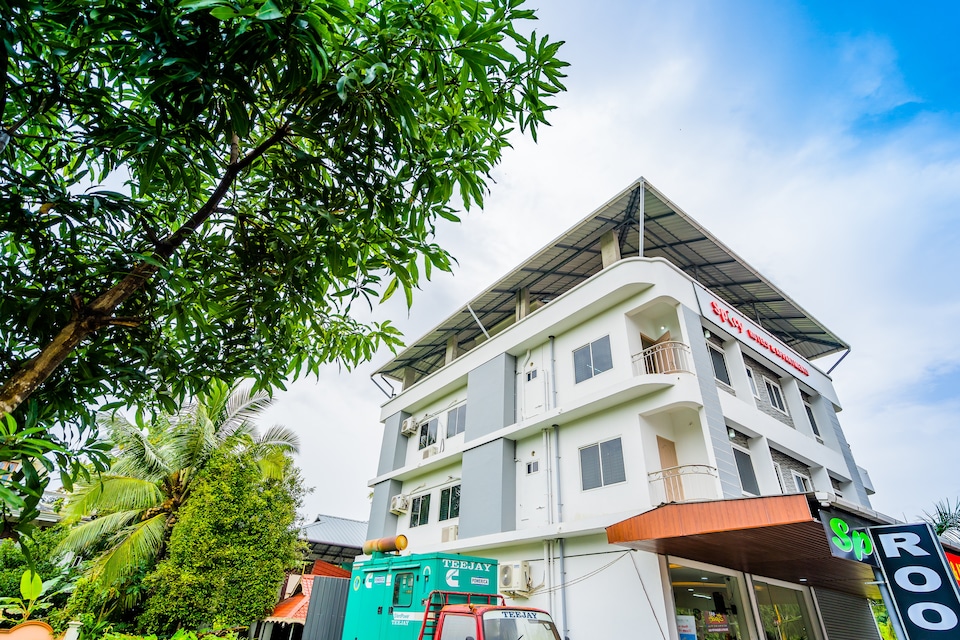 OYO 14865 Modern 2BHK, Angamaly Airport, Kochi