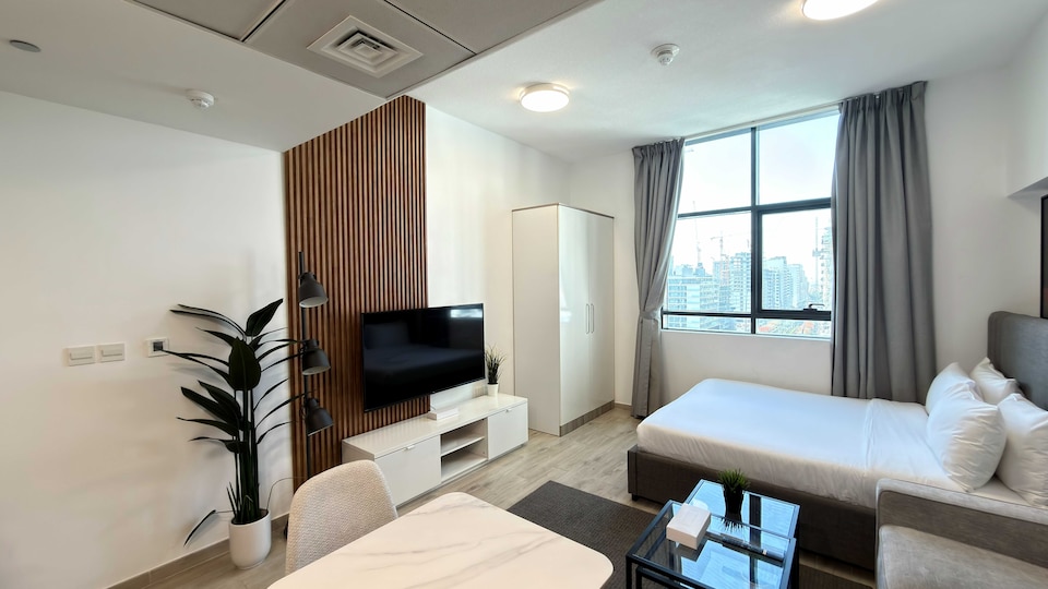 Stylish Studio Apartment at RMT Residence with Gym, Pool and Free Parking, Jumeirah Village Circle Dubai, Dubai