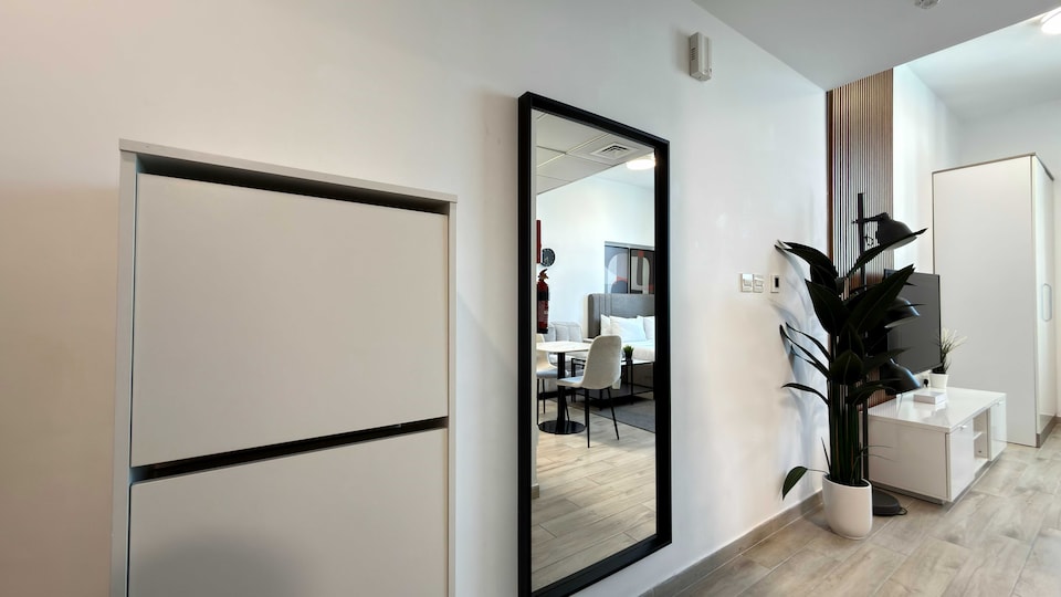 Stylish Studio Apartment at RMT Residence with Gym, Pool and Free Parking, Jumeirah Village Circle Dubai, Dubai