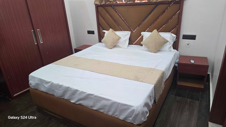 Hotel O The White Stone Place , Rambagh Allahabad, Prayagraj