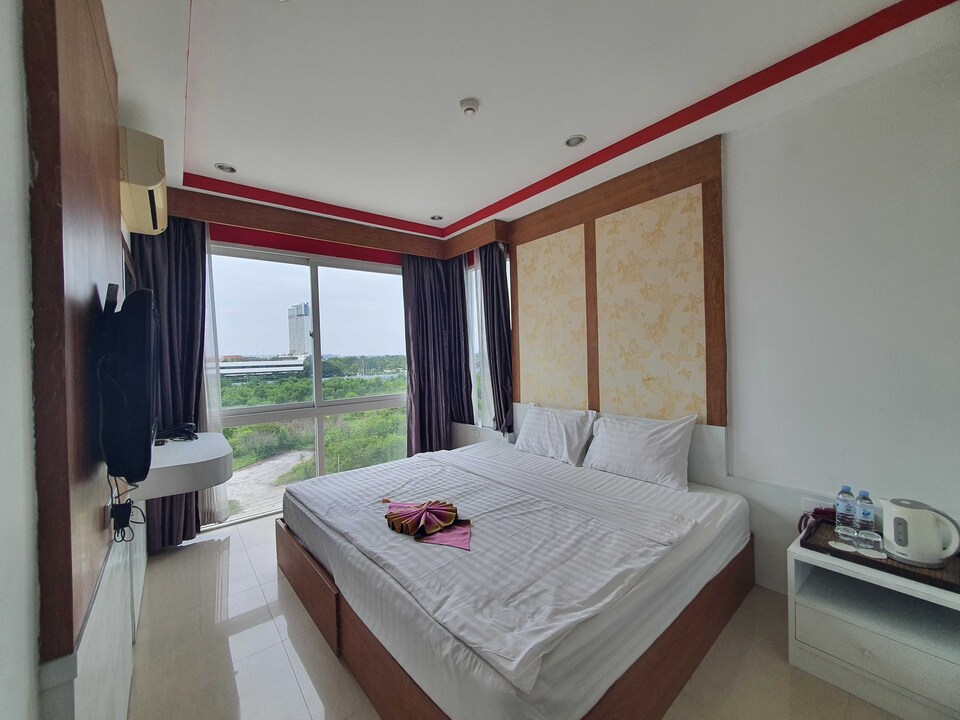 The Sand Beach Resort by DanCenter, Na Jomtien Beach P1, Pattaya