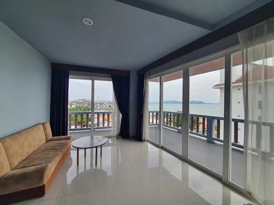 The Sand Beach Resort by DanCenter, Na Jomtien Beach P1, Pattaya