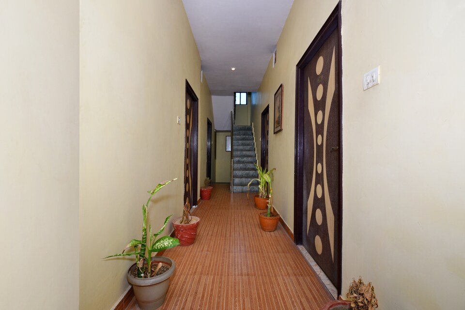 OYO 14888 Aanvi Palace, Cantt, Varanasi