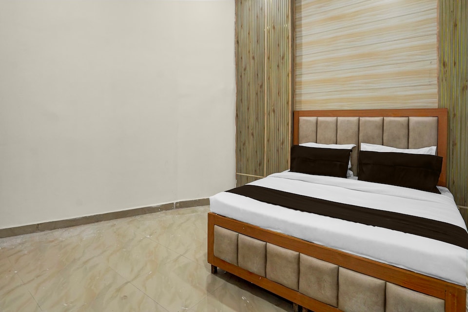 Hotel O The Signature Stay Guest House , North Delhi, Delhi
