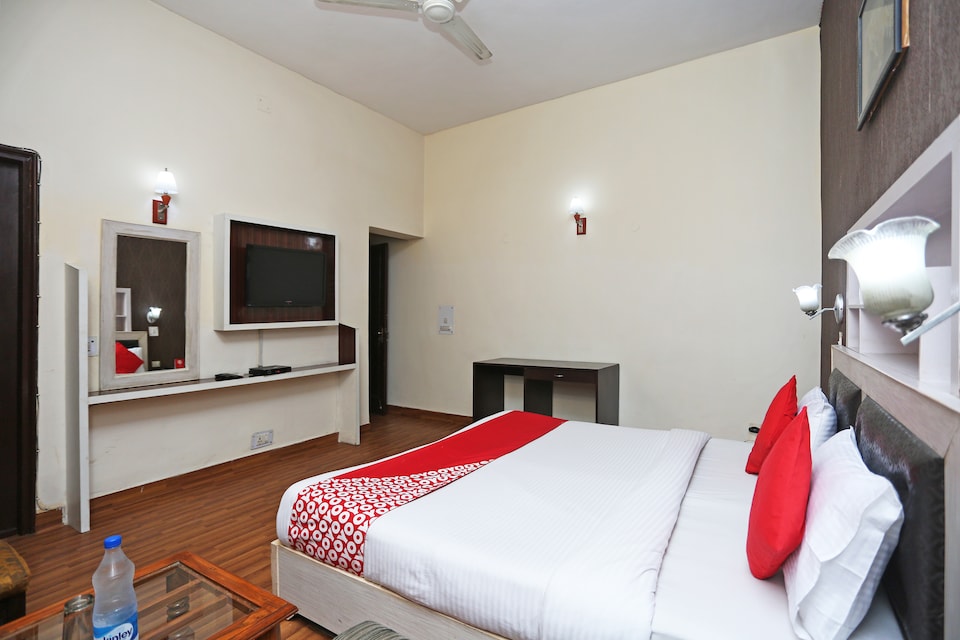 OYO 14908 Chirag Residency, AIIMS Delhi, Delhi
