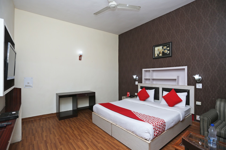 OYO 14908 Chirag Residency, AIIMS Delhi, Delhi