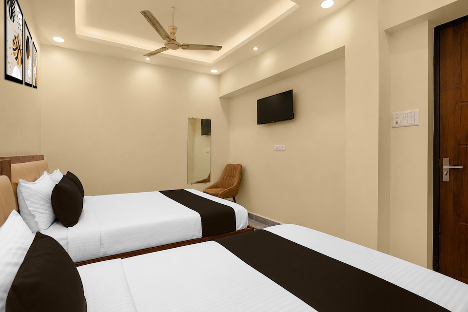 Hotel O Shivaksh pink palace , Rambagh Allahabad, Prayagraj