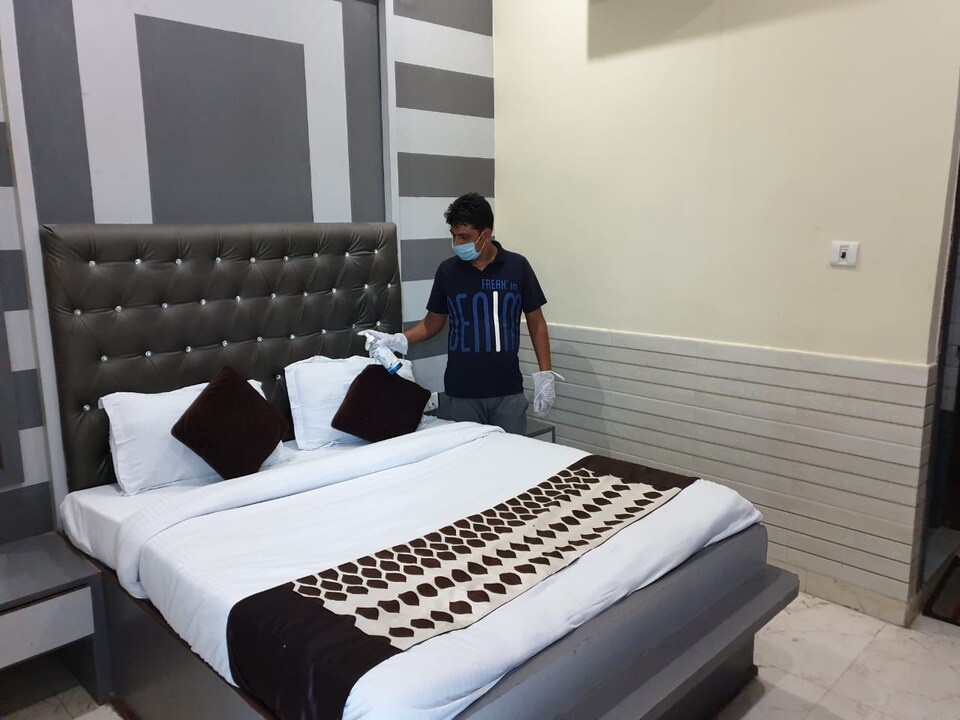 OYO Shashi Hotel, Railway Station Mathura, Mathura