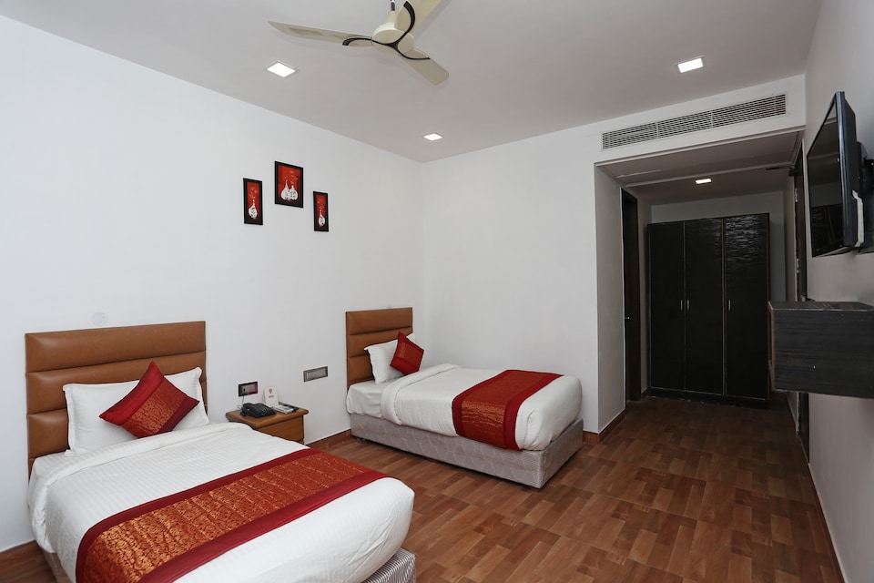 OYO Amora Hotel Near Palam Metro Station, Dwarka Delhi, दिल्ली