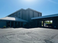 Ashbourne Hotel Canton/Hall of Fame I-77