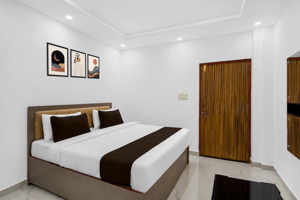 Hotel O A One hotel 2 and Banquet , Airport Lucknow, Lucknow