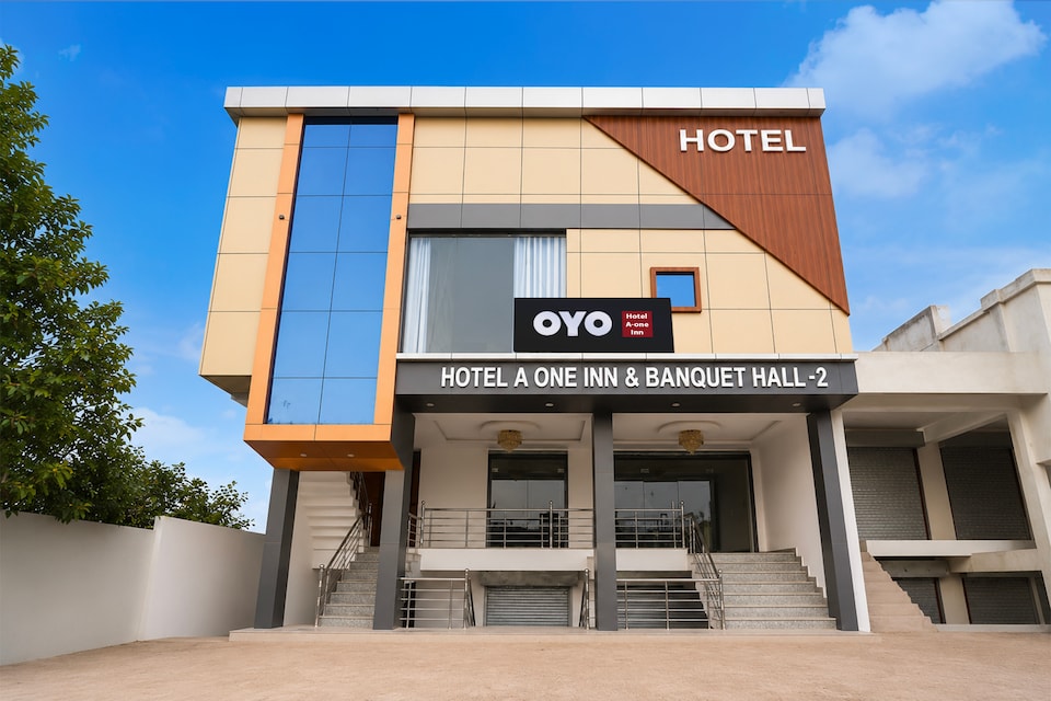 Hotel O A One hotel 2 and Banquet , Airport Lucknow, Lucknow
