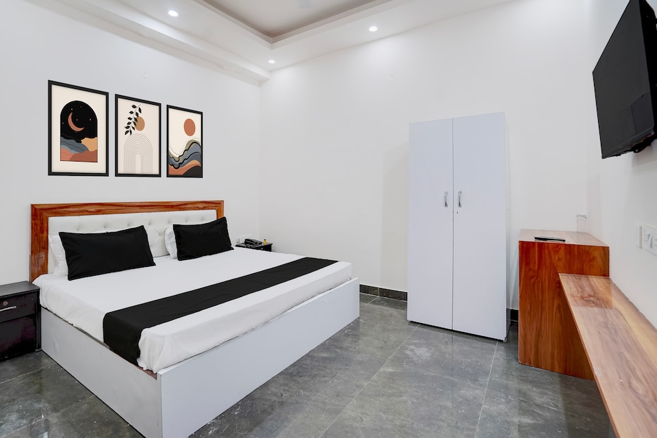 Hotel O Luxora Hotel & Banquets, Noida City, Noida