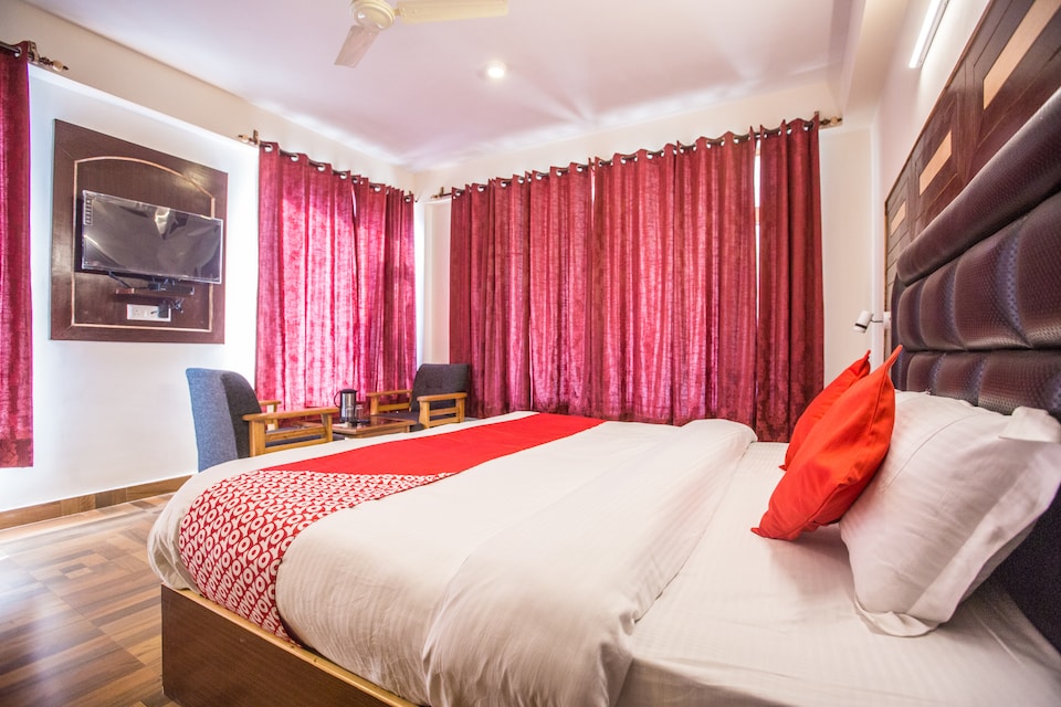 OYO 15074 Neha Regency, Naggar Road, Manali