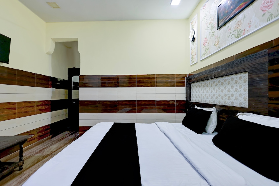 Hotel O The Moksh Hotel, Mathura Station, Mathura