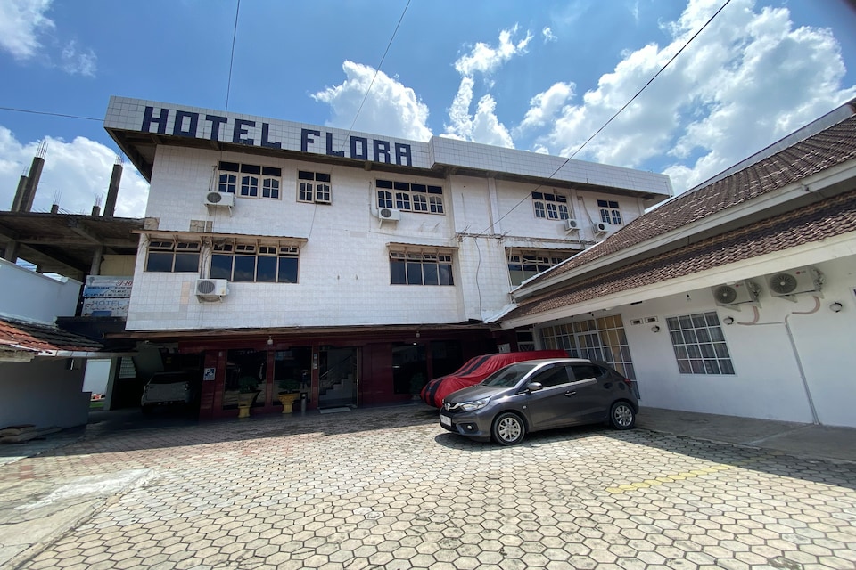 Hotel O near RS Awal Bros Sudirman formerly Flora Hotel, Pekanbaru Kota, Pekanbaru