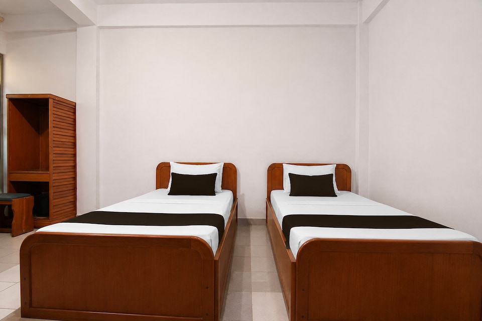Hotel O near RS Awal Bros Sudirman formerly Flora Hotel, Pekanbaru Kota, Pekanbaru