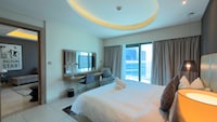 Luxury 1BR at Paramount Residences with Pool Gym & Parking