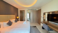 Luxury 1BR at Paramount Residences with Pool Gym & Parking