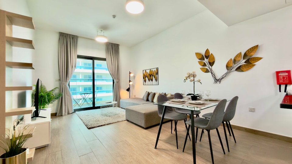 Stylish 1BR Apartment at AKA Residence with Pool Gym & Parking, Jumeirah Village Circle Dubai, Dubai