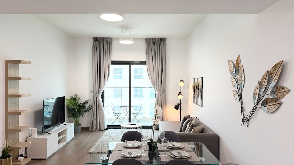 Stylish 1BR Apartment at AKA Residence with Pool Gym & Parking, Jumeirah Village Circle Dubai, Dubai