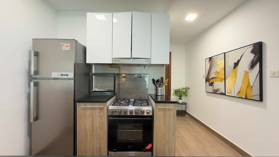 Stylish 1BR Apartment at AKA Residence with Pool Gym & Parking, Jumeirah Village Circle Dubai, Dubai