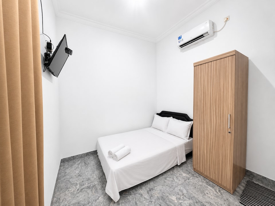 Hotel O near Mitra Plumbon Hospital formerly Guesthouse Pondok JK, Cirebon, Cirebon
