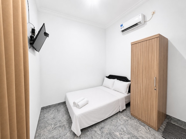 Hotel O near Mitra Plumbon Hospital formerly Guesthouse Pondok JK