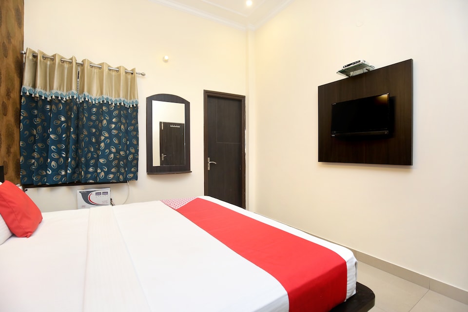 OYO 15160 Hotel Krishnas, Golden Temple Road Amritsar, Amritsar