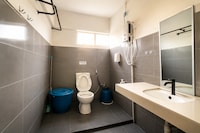 OYO 91361 HR Inn Resthouse Services