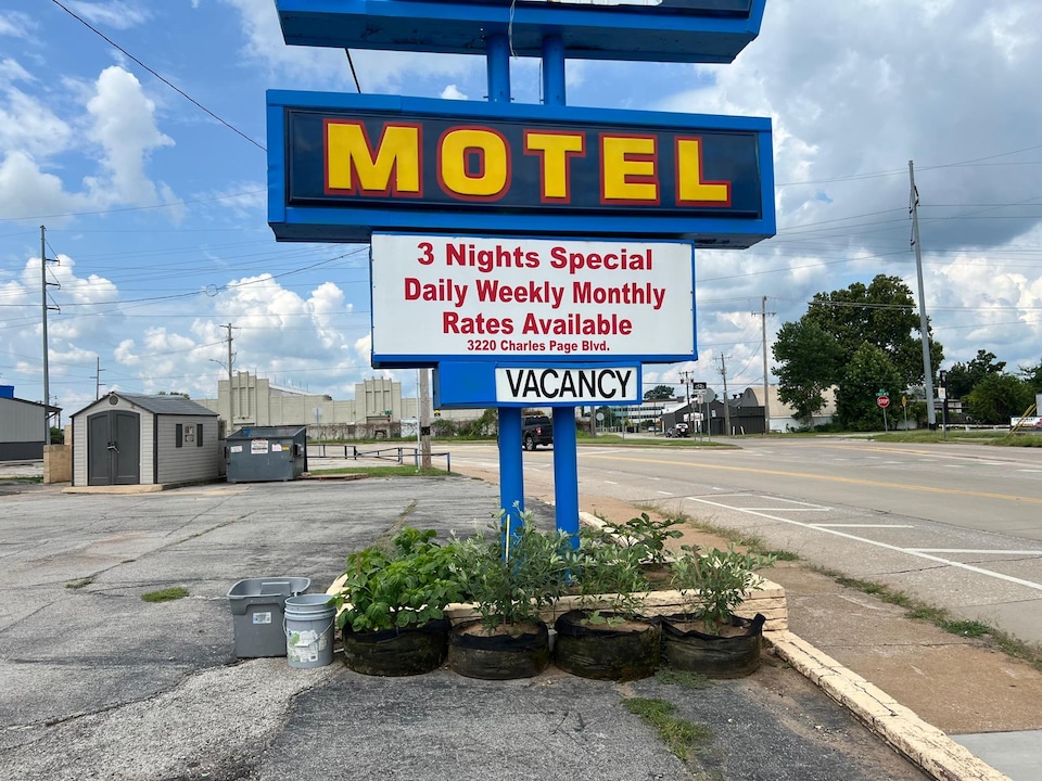 Holiday Motel Tulsa OK, C74017, Tulsa