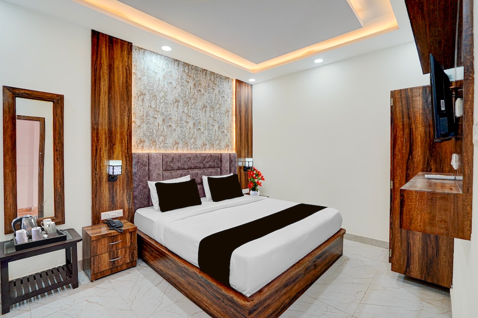 Super Townhouse Oak Banaras Station Formerly Gharana Residency, Cantonment, Varanasi