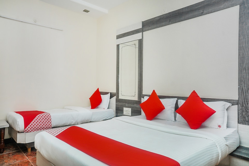 OYO 15223 Hotel Eshosans Palace, Temple Area Shirdi, Shirdi
