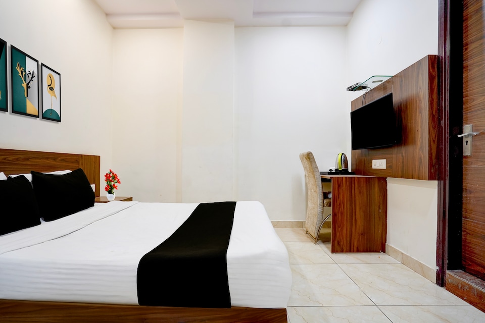 Super Townhouse Dashrathpuri Metro Formerly Elegant Palace, Dwarka Delhi, Delhi