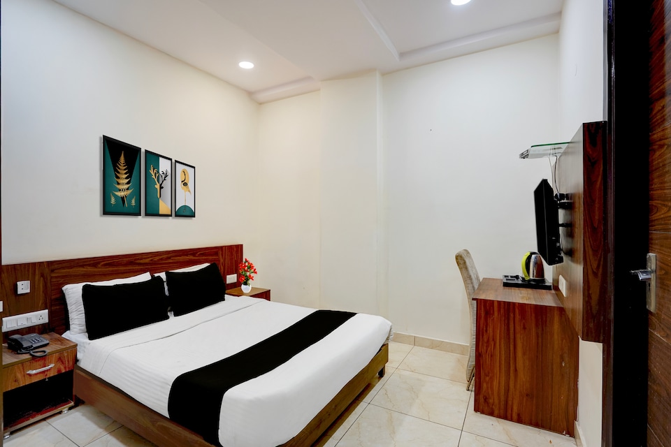 Super Townhouse Dashrathpuri Metro Formerly Elegant Palace, Dwarka Delhi, Delhi