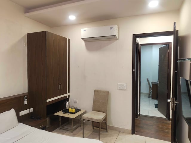 Townhouse Dashrathpuri Metro Formerly Elegant Palace