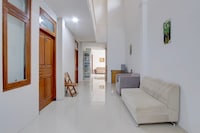 OYO 95374 Omah Ngentak Family Guest House