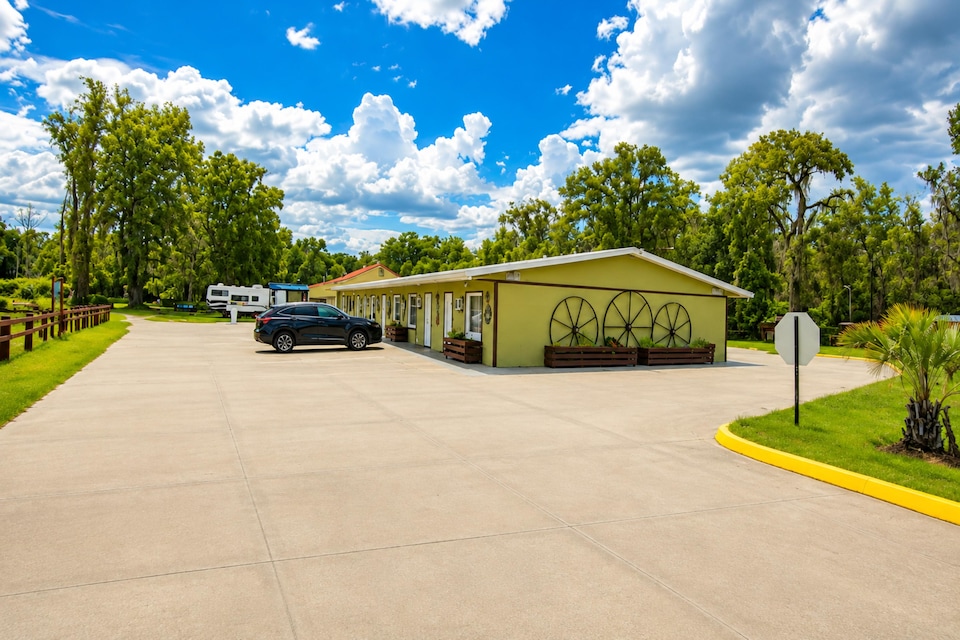 Suwannee River Motel US 19, Fanning Springs FL, Fanning Springs FL	