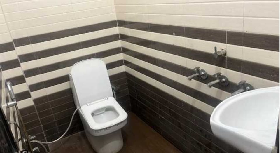 SPOT ON S  P hotel & oyo, Rambagh Allahabad, Prayagraj