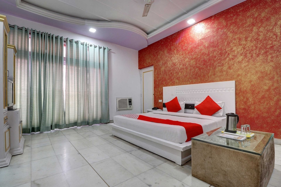 SPOT ON Hotel Mandakini Palace , Mall Road Kanpur, Kanpur
