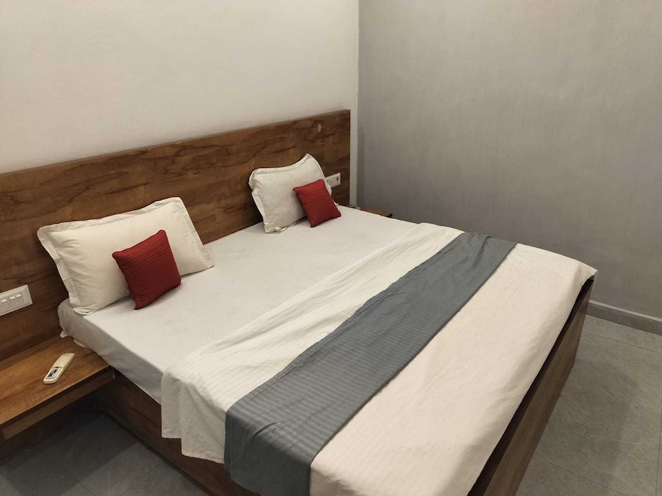 Hotel O Swarg Inn, Paschim Vihar Delhi, Delhi