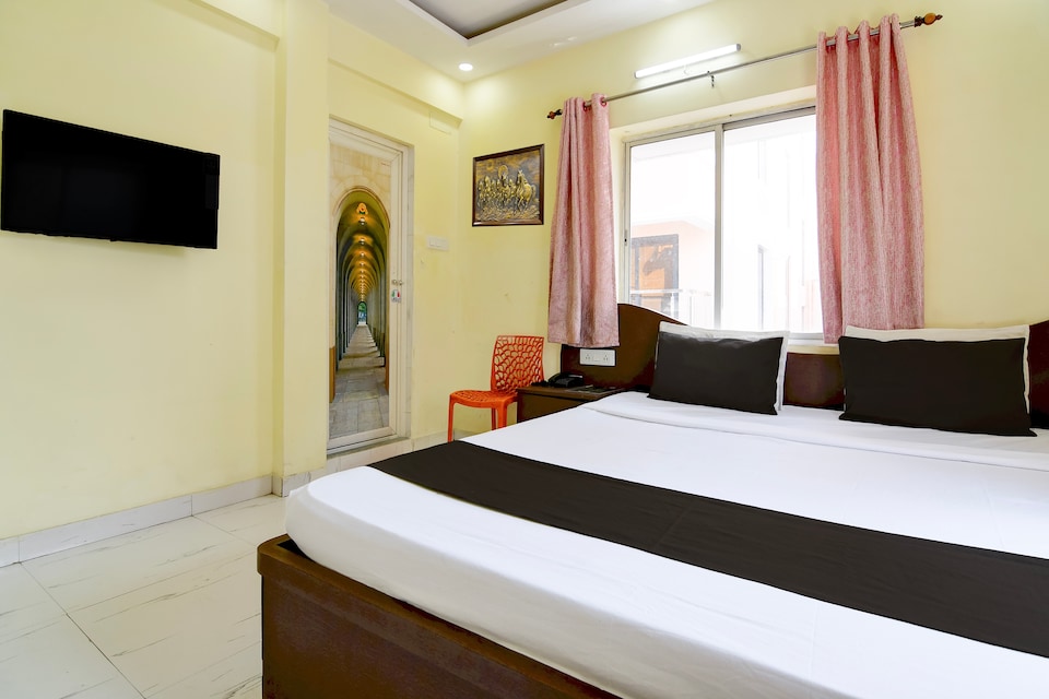 Hotel O The Crown of Indian Hotel , Rajarhat Kolkata, Kolkata