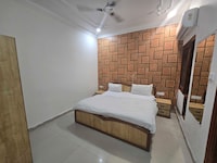 Hotel O golden shiva