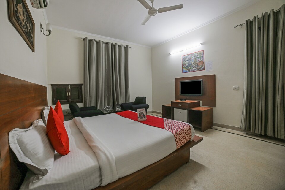 OYO Purple Star Hotel Near Kingdom Of Dreams, HUDA CENTRE 1, Gurgaon