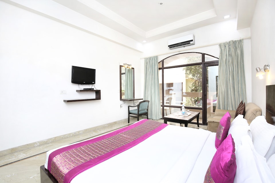 Capital O 15395 Hotel 42, Mall Road Amritsar, Amritsar