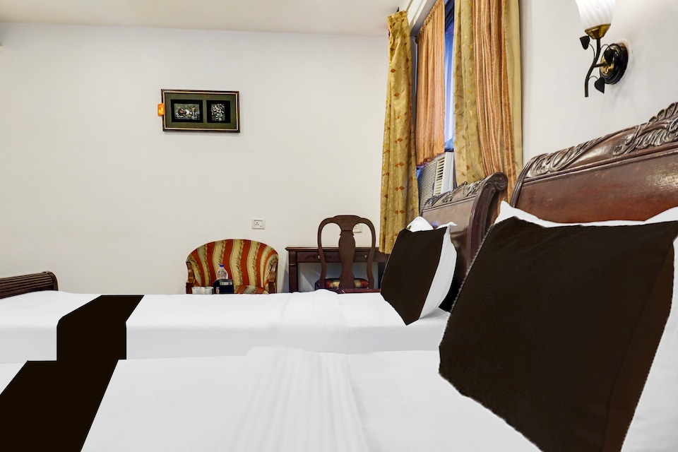 Super Townhouse Oak Prabhat Road, Shivaji Nagar  Pune, पुणे