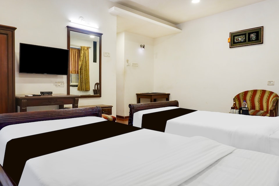 Super Townhouse Oak Prabhat Road, Shivaji Nagar  Pune, पुणे