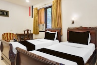 Super Townhouse Oak Prabhat Road